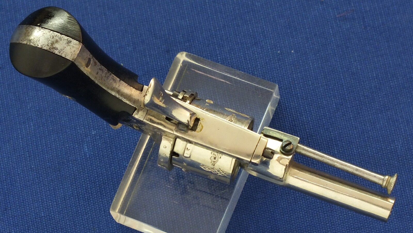 An antique Belgian Cigar Case Nickel Plated and engraved 6 shot 5mm Pinfire Revolver. Length 13,5cm. In very good condition. Price 1.350 euro.