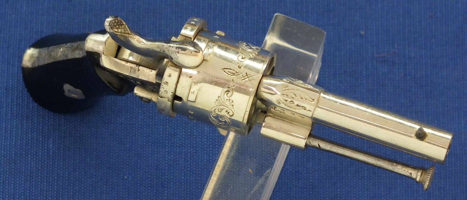 An antique Belgian Cigar Case Nickel Plated and engraved 6 shot 5mm Pinfire Revolver. Length 13,5cm. In very good condition. Price 1.350 euro.