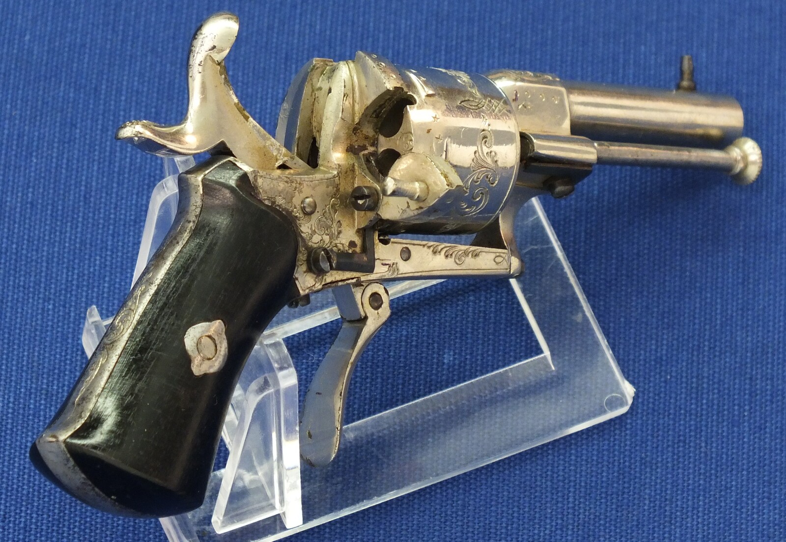 An antique Belgian Cigar Case Nickel Plated and engraved 6 shot 5mm Pinfire Revolver. Length 13,5cm. In very good condition. Price 1.350 euro.