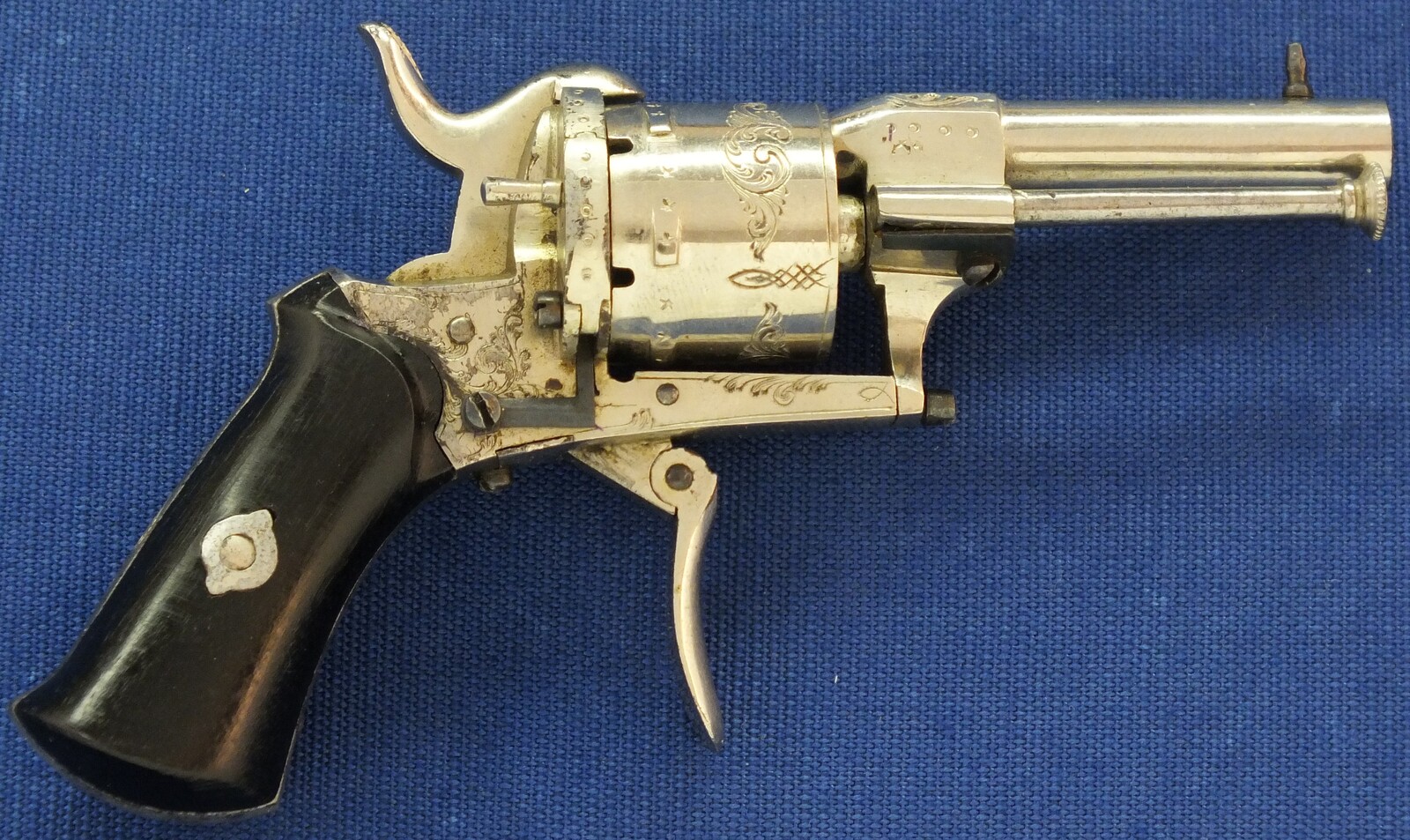 An antique Belgian Cigar Case Nickel Plated and engraved 6 shot 5mm Pinfire Revolver. Length 13,5cm. In very good condition. Price 1.350 euro.