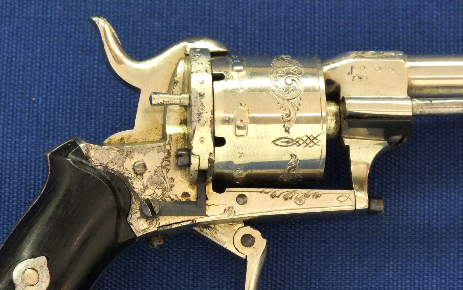 An antique Belgian Cigar Case Nickel Plated and engraved 6 shot 5mm Pinfire Revolver. Length 13,5cm. In very good condition. Price 1.350 euro.