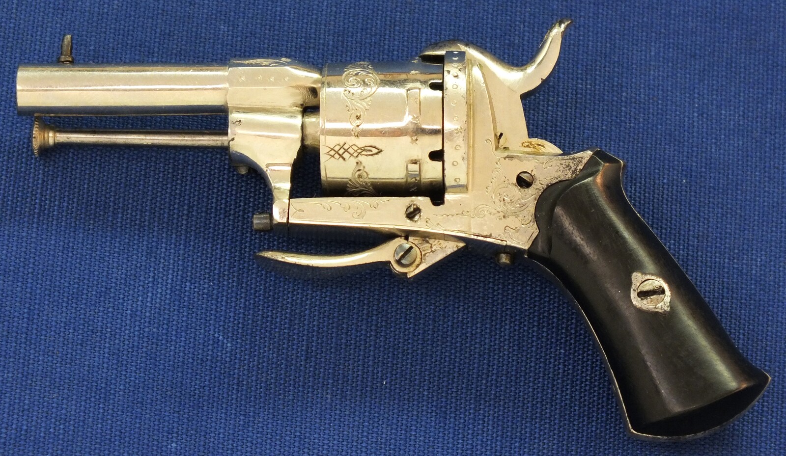An antique Belgian Cigar Case Nickel Plated and engraved 6 shot 5mm Pinfire Revolver. Length 13,5cm. In very good condition. Price 1.350 euro.
