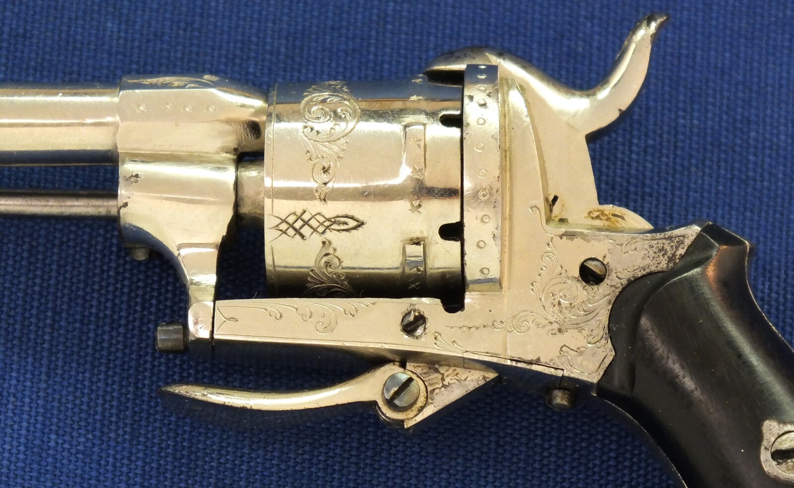 An antique Belgian Cigar Case Nickel Plated and engraved 6 shot 5mm Pinfire Revolver. Length 13,5cm. In very good condition. Price 1.350 euro.
