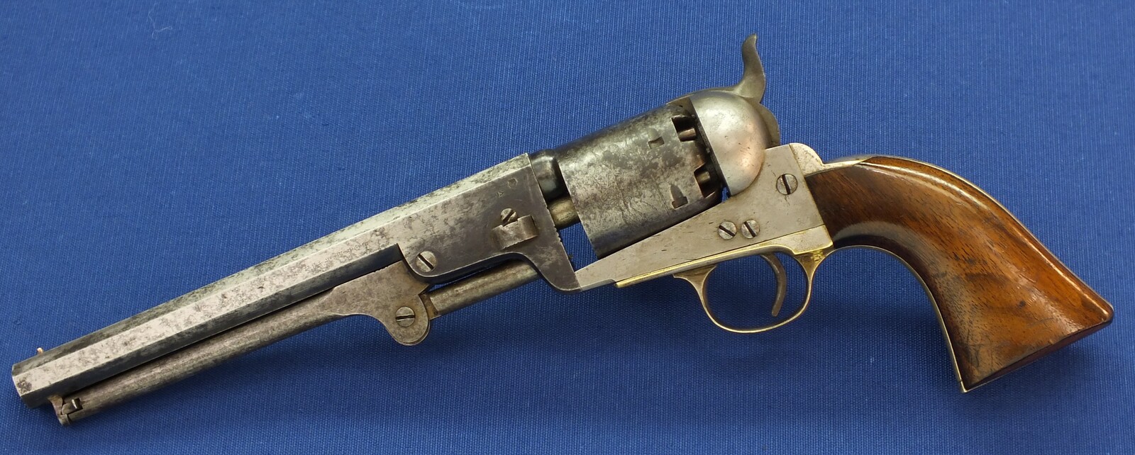 An antique Belgian Colt Brevete Model 1851 Navy 6 shot percussion Revolver by N. Gilon Liege retailed by A. Libert Amsterdam. 36 caliber, 7,5 inch barrel. Length 35cm. In very good condition.
