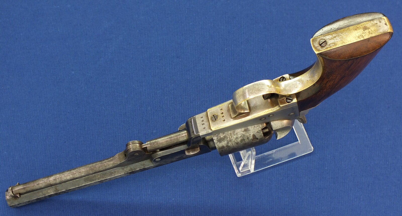 An antique Belgian Colt Brevete Model 1851 Navy 6 shot percussion Revolver by N. Gilon Liege retailed by A. Libert Amsterdam. 36 caliber, 7,5 inch barrel. Length 35cm. In very good condition.