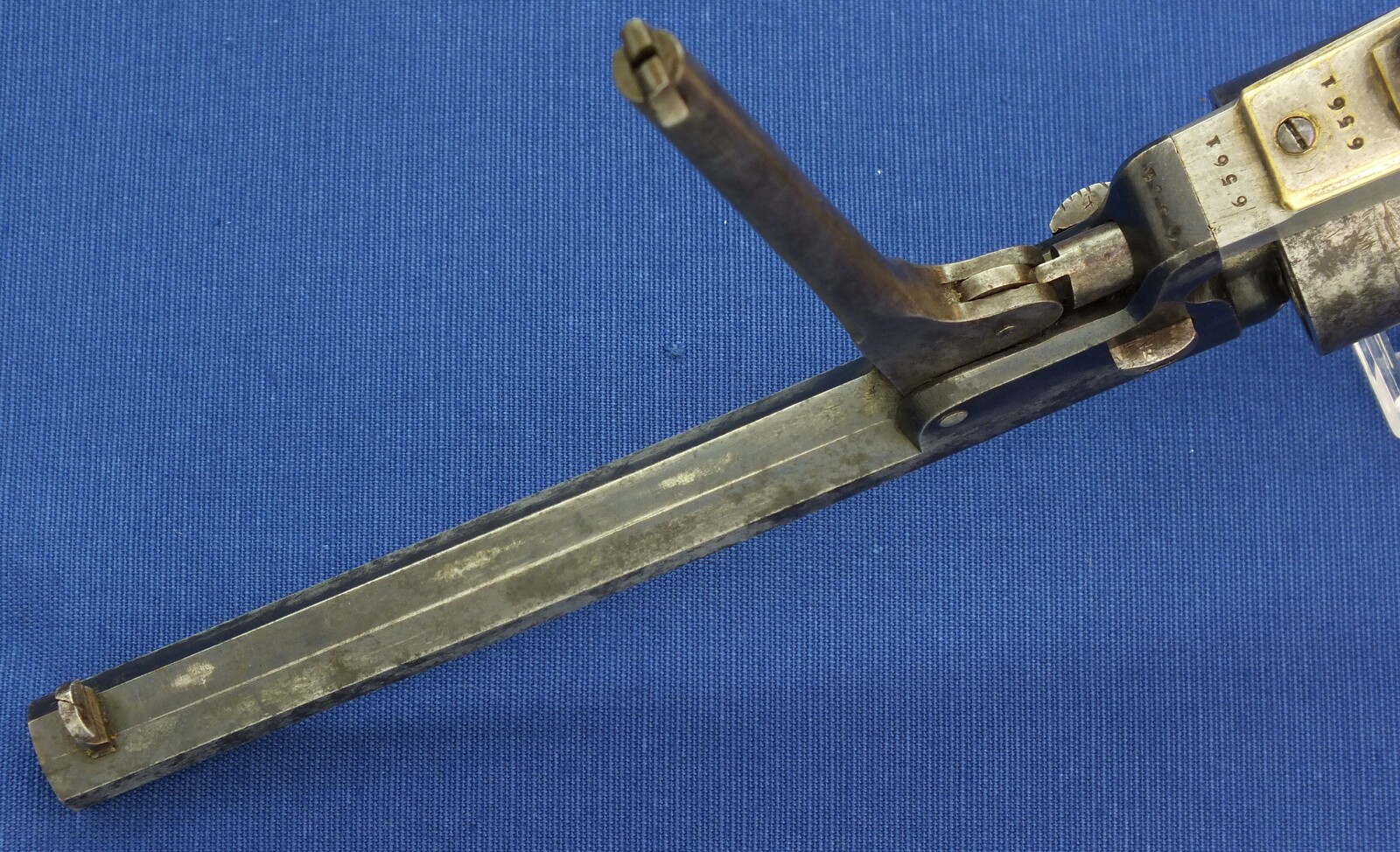 An antique Belgian Colt Brevete Model 1851 Navy 6 shot percussion Revolver by N. Gilon Liege retailed by A. Libert Amsterdam. 36 caliber, 7,5 inch barrel. Length 35cm. In very good condition.
