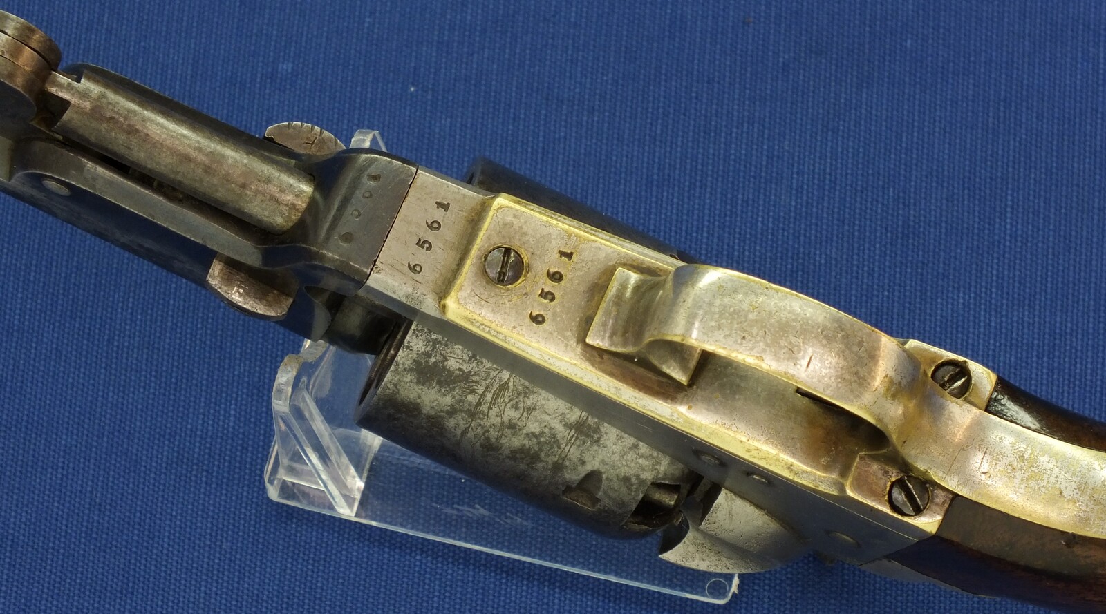 An antique Belgian Colt Brevete Model 1851 Navy 6 shot percussion Revolver by N. Gilon Liege retailed by A. Libert Amsterdam. 36 caliber, 7,5 inch barrel. Length 35cm. In very good condition.