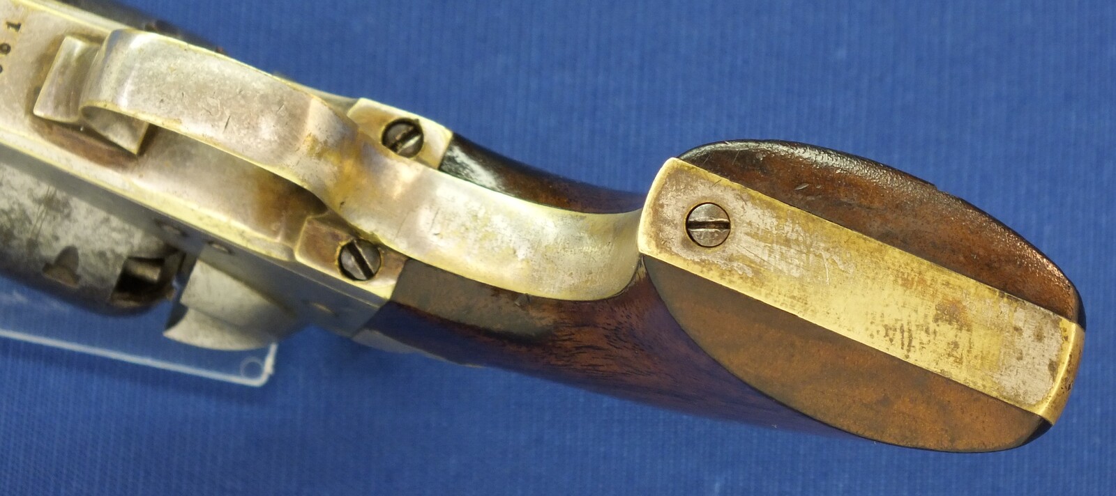 An antique Belgian Colt Brevete Model 1851 Navy 6 shot percussion Revolver by N. Gilon Liege retailed by A. Libert Amsterdam. 36 caliber, 7,5 inch barrel. Length 35cm. In very good condition.