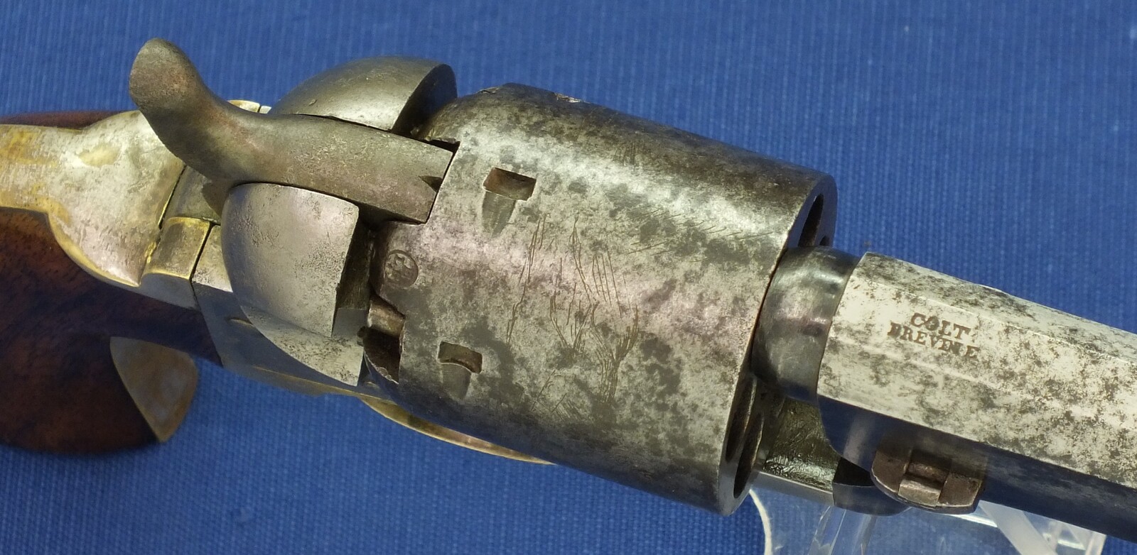An antique Belgian Colt Brevete Model 1851 Navy 6 shot percussion Revolver by N. Gilon Liege retailed by A. Libert Amsterdam. 36 caliber, 7,5 inch barrel. Length 35cm. In very good condition.