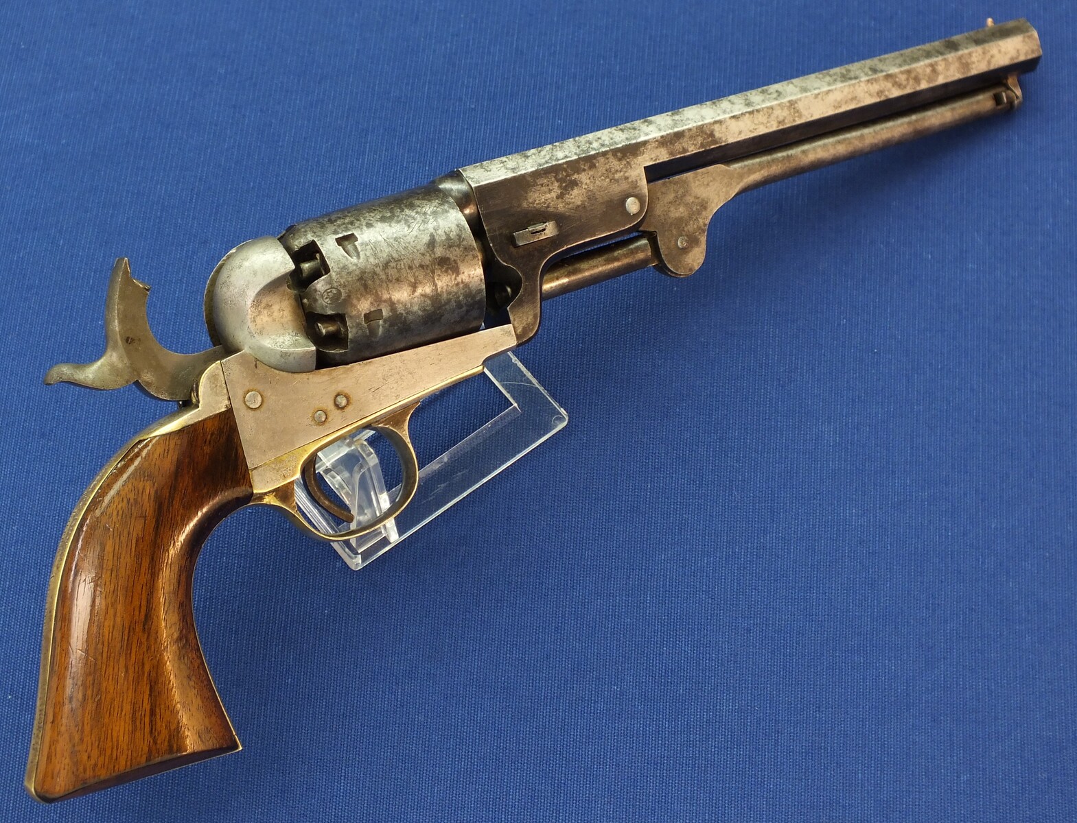 An antique Belgian Colt Brevete Model 1851 Navy 6 shot percussion Revolver by N. Gilon Liege retailed by A. Libert Amsterdam. 36 caliber, 7,5 inch barrel. Length 35cm. In very good condition.
