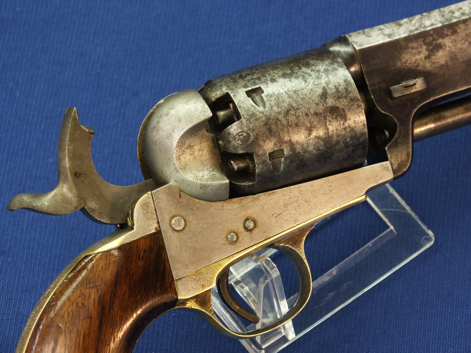 An antique Belgian Colt Brevete Model 1851 Navy 6 shot percussion Revolver by N. Gilon Liege retailed by A. Libert Amsterdam. 36 caliber, 7,5 inch barrel. Length 35cm. In very good condition.