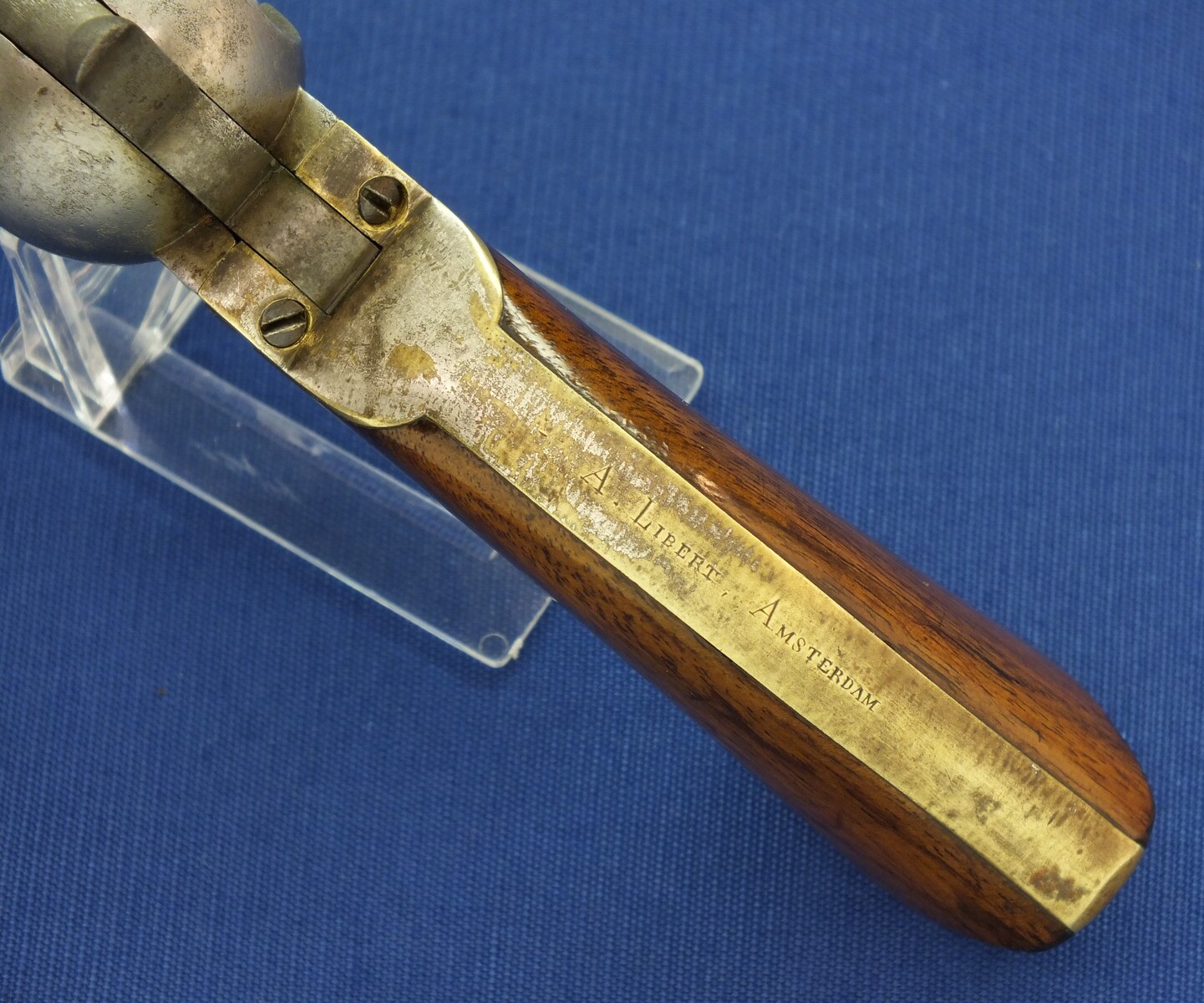 An antique Belgian Colt Brevete Model 1851 Navy 6 shot percussion Revolver by N. Gilon Liege retailed by A. Libert Amsterdam. 36 caliber, 7,5 inch barrel. Length 35cm. In very good condition.