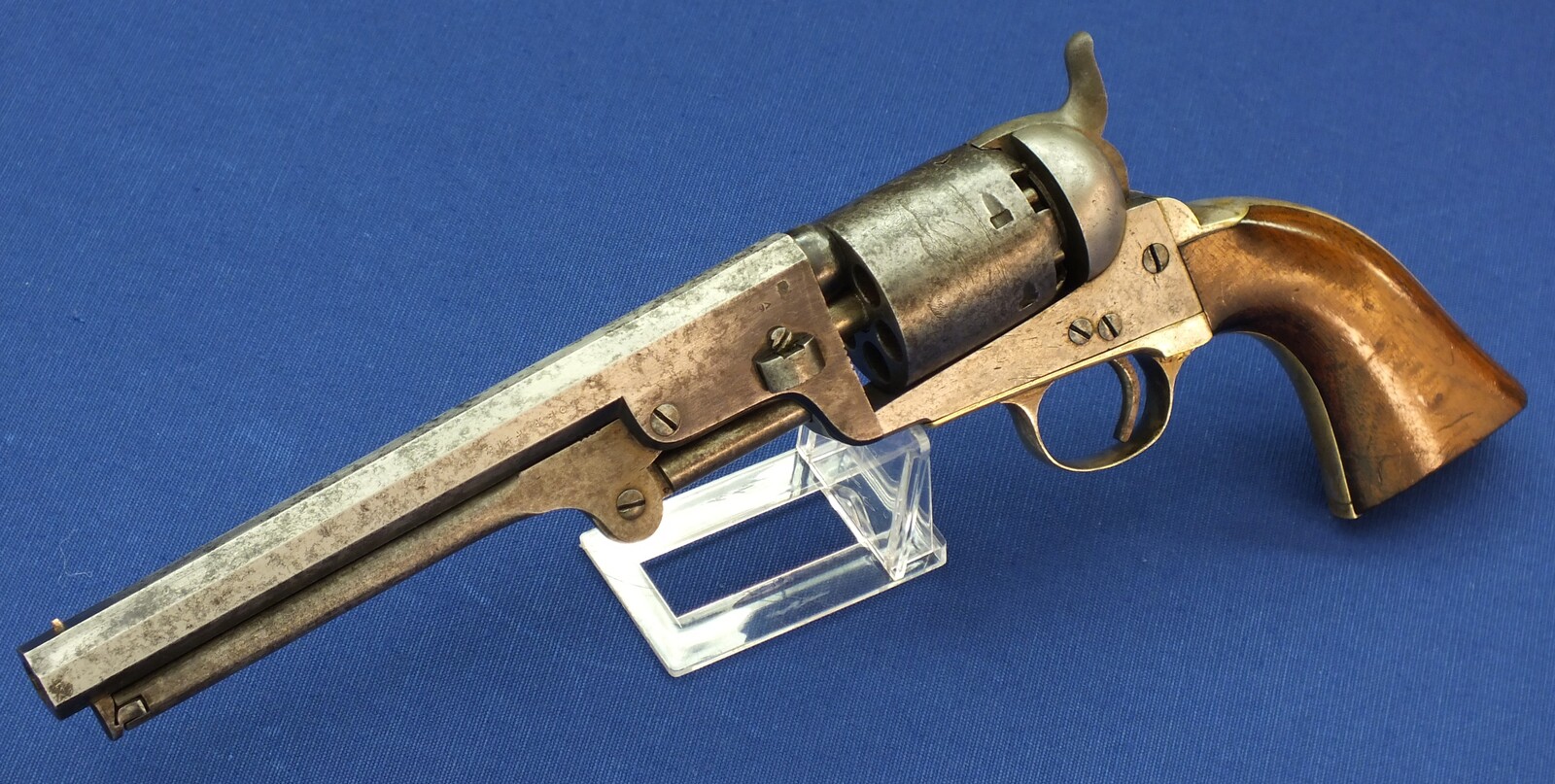 An antique Belgian Colt Brevete Model 1851 Navy 6 shot percussion Revolver by N. Gilon Liege retailed by A. Libert Amsterdam. 36 caliber, 7,5 inch barrel. Length 35cm. In very good condition.