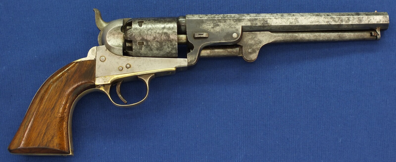 An antique Belgian Colt Brevete Model 1851 Navy 6 shot percussion Revolver by N. Gilon Liege retailed by A. Libert Amsterdam. 36 caliber, 7,5 inch barrel. Length 35cm. In very good condition.