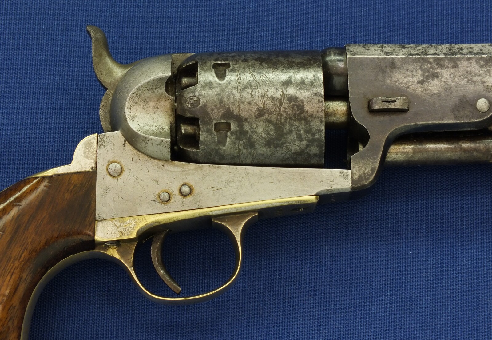 An antique Belgian Colt Brevete Model 1851 Navy 6 shot percussion Revolver by N. Gilon Liege retailed by A. Libert Amsterdam. 36 caliber, 7,5 inch barrel. Length 35cm. In very good condition.