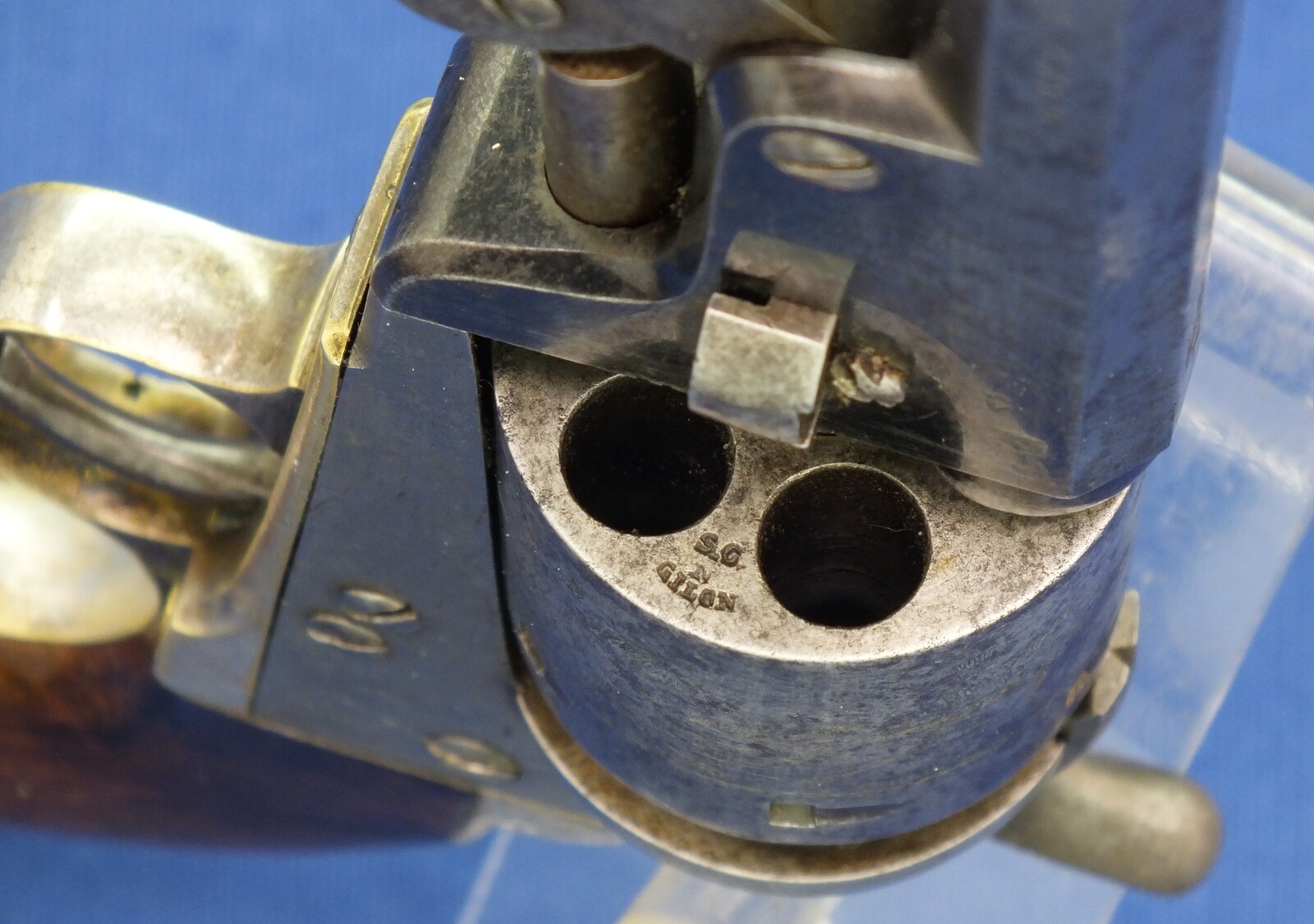 An antique Belgian Colt Brevete Model 1851 Navy 6 shot percussion Revolver by N. Gilon Liege retailed by A. Libert Amsterdam. 36 caliber, 7,5 inch barrel. Length 35cm. In very good condition.