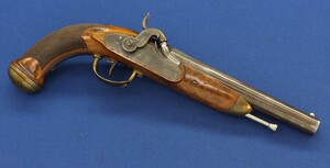An antique Belgian Model 1816-22 Officers percussion Pistol. Damascened Barrel. Caliber 17,5mm smooth. Length 38cm. In very good condition. 