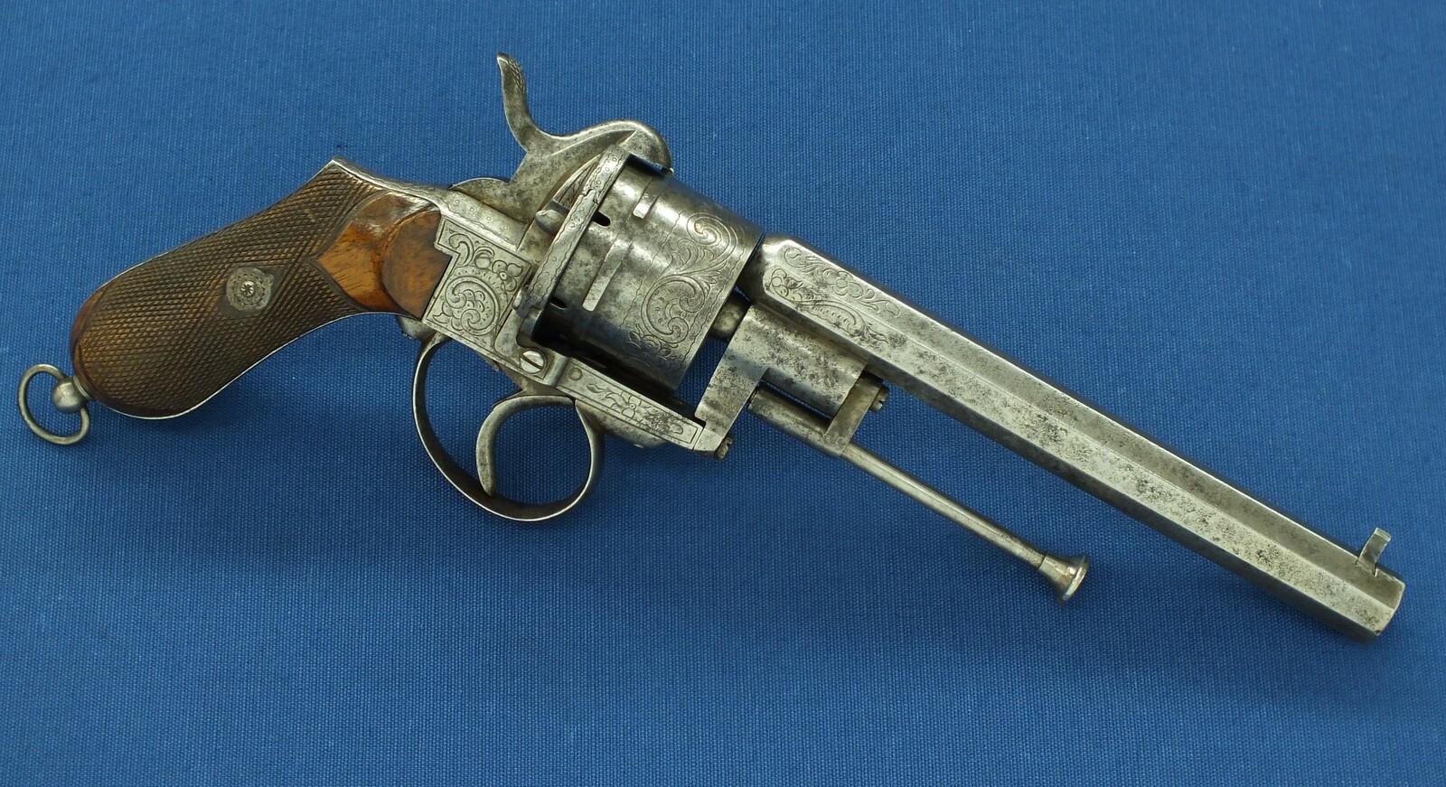An antique Belgian/Liege engraved Lefaucheux type 6 shot single and Double-Action 12mm pinfire Revolver with rare swing out ejector Rod fixed in frame. Length 31,5cm. In good/very good condition. Price 750 euro