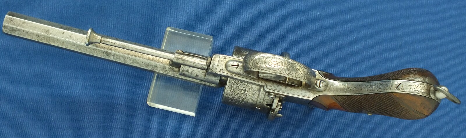 An antique Belgian/Liege engraved Lefaucheux type 6 shot single and Double-Action 12mm pinfire Revolver with rare swing out ejector Rod fixed in frame. Length 31,5cm. In good/very good condition. Price 750 euro