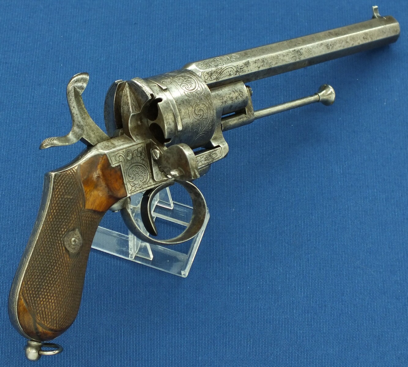 An antique Belgian/Liege engraved Lefaucheux type 6 shot single and Double-Action 12mm pinfire Revolver with rare swing out ejector Rod fixed in frame. Length 31,5cm. In good/very good condition. Price 750 euro