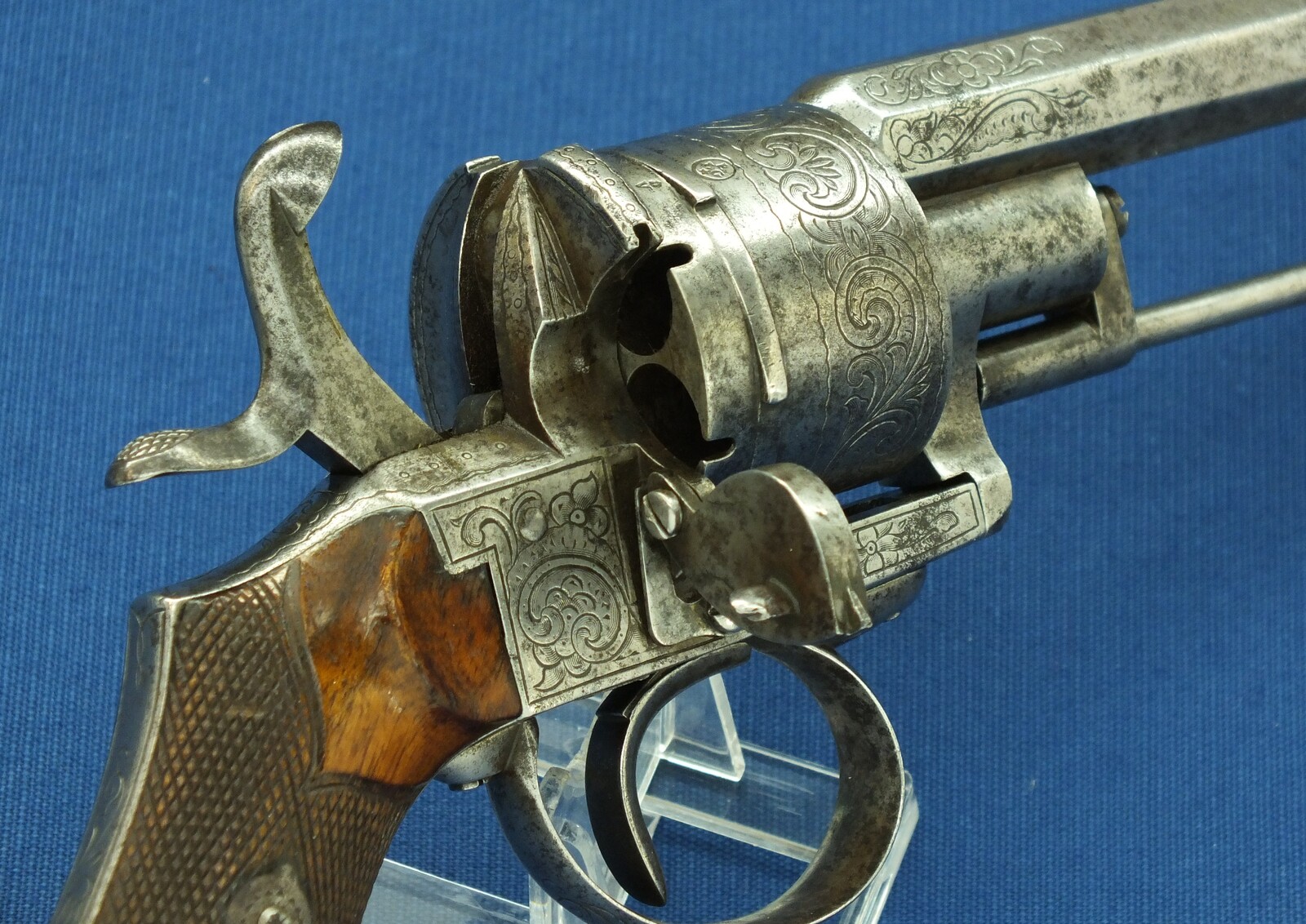 An antique Belgian/Liege engraved Lefaucheux type 6 shot single and Double-Action 12mm pinfire Revolver with rare swing out ejector Rod fixed in frame. Length 31,5cm. In good/very good condition. Price 750 euro