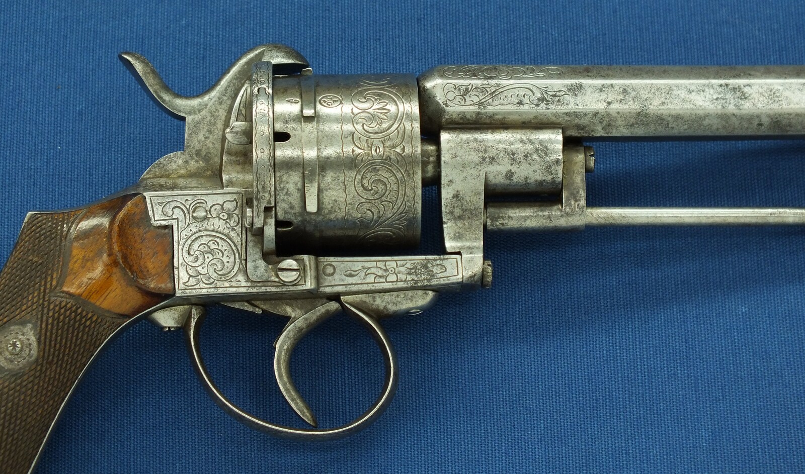An antique Belgian/Liege engraved Lefaucheux type 6 shot single and Double-Action 12mm pinfire Revolver with rare swing out ejector Rod fixed in frame. Length 31,5cm. In good/very good condition. Price 750 euro