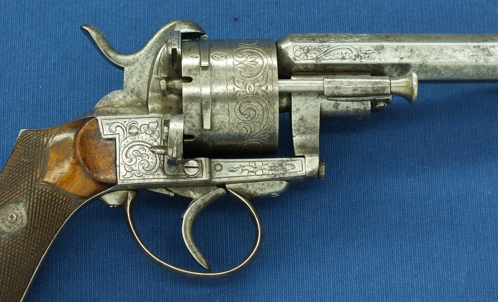An antique Belgian/Liege engraved Lefaucheux type 6 shot single and Double-Action 12mm pinfire Revolver with rare swing out ejector Rod fixed in frame. Length 31,5cm. In good/very good condition. Price 750 euro