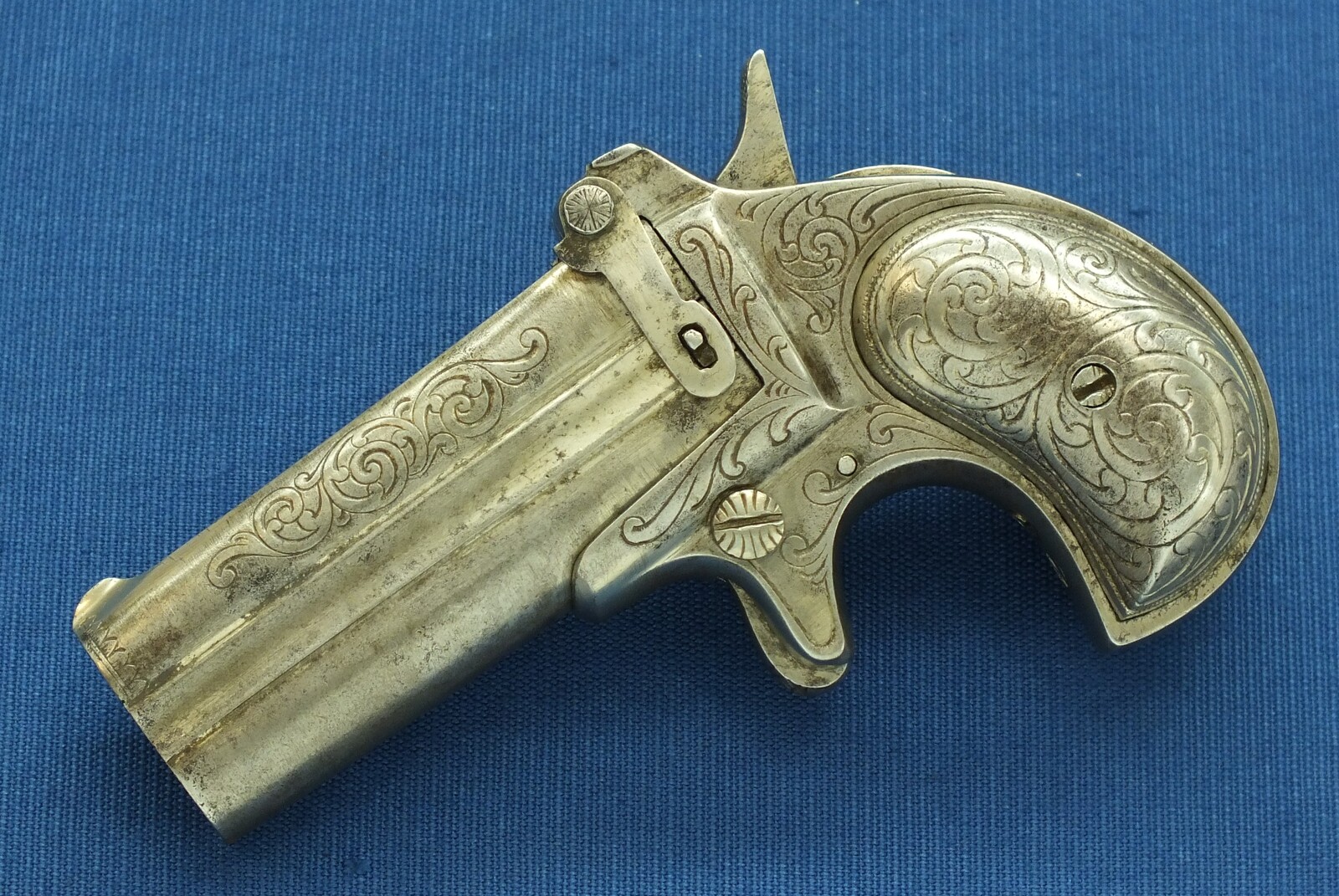 An antique Brevete Remington Double Deringer. Probably Spanish made. Engraved action, Barrel and Grips. Caliber 41 Rimfire. Length 13,5cm. In very good condition. Price 995 euro.