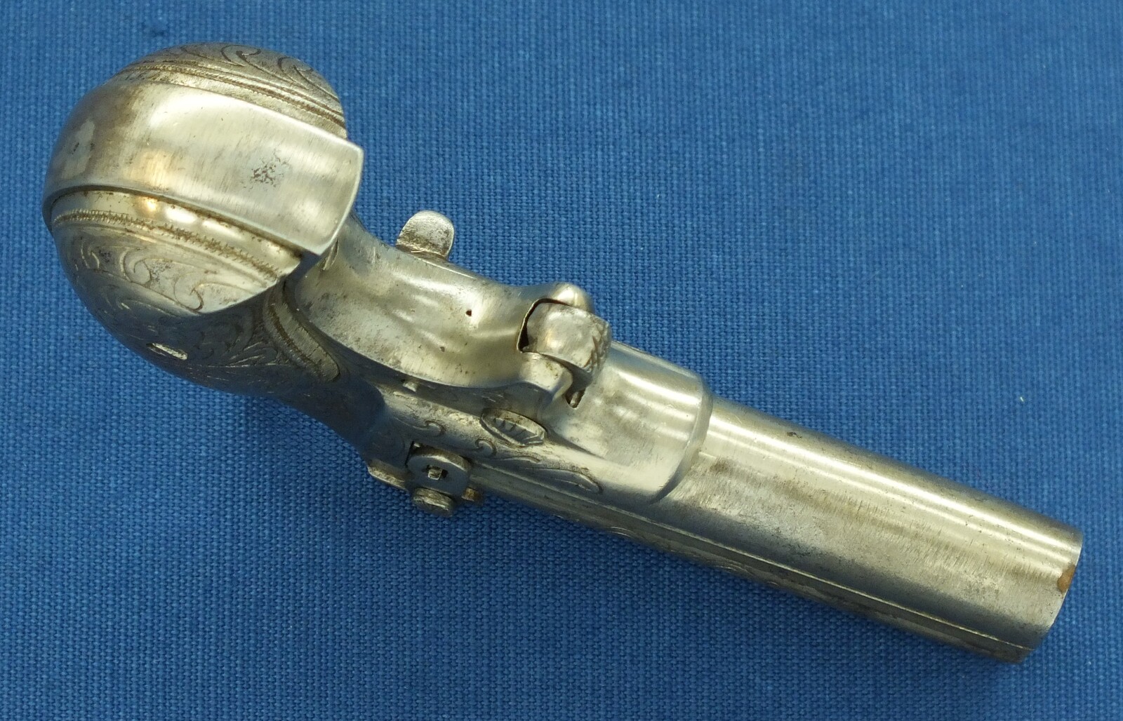 An antique Brevete Remington Double Deringer. Probably Spanish made. Engraved action, Barrel and Grips. Caliber 41 Rimfire. Length 13,5cm. In very good condition. Price 995 euro.
