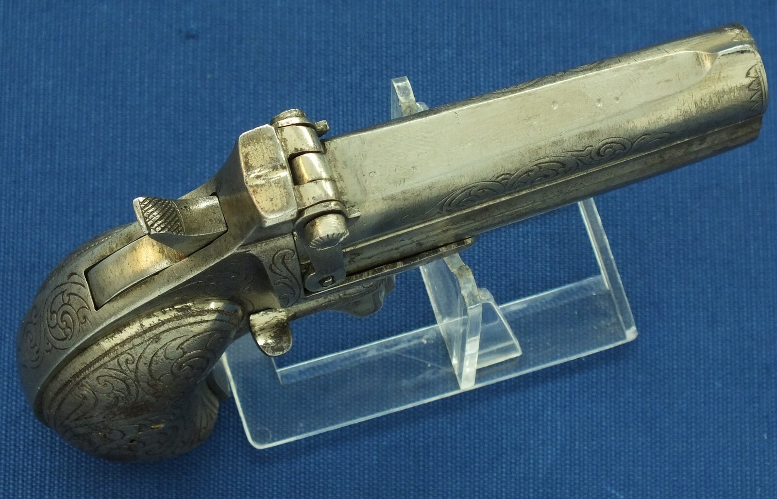 An antique Brevete Remington Double Deringer. Probably Spanish made. Engraved action, Barrel and Grips. Caliber 41 Rimfire. Length 13,5cm. In very good condition. Price 995 euro.
