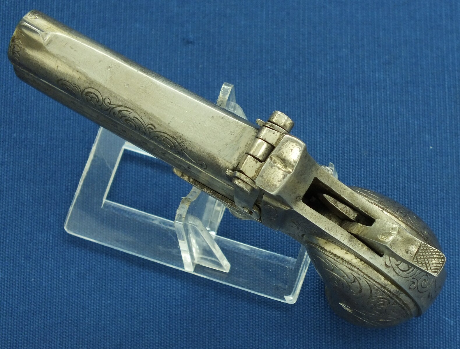 An antique Brevete Remington Double Deringer. Probably Spanish made. Engraved action, Barrel and Grips. Caliber 41 Rimfire. Length 13,5cm. In very good condition. Price 995 euro.