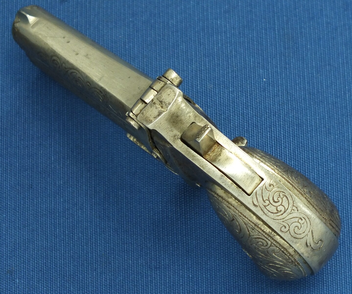 An antique Brevete Remington Double Deringer. Probably Spanish made. Engraved action, Barrel and Grips. Caliber 41 Rimfire. Length 13,5cm. In very good condition. Price 995 euro.