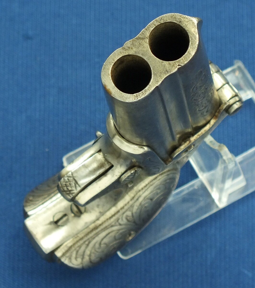 An antique Brevete Remington Double Deringer. Probably Spanish made. Engraved action, Barrel and Grips. Caliber 41 Rimfire. Length 13,5cm. In very good condition. Price 995 euro.
