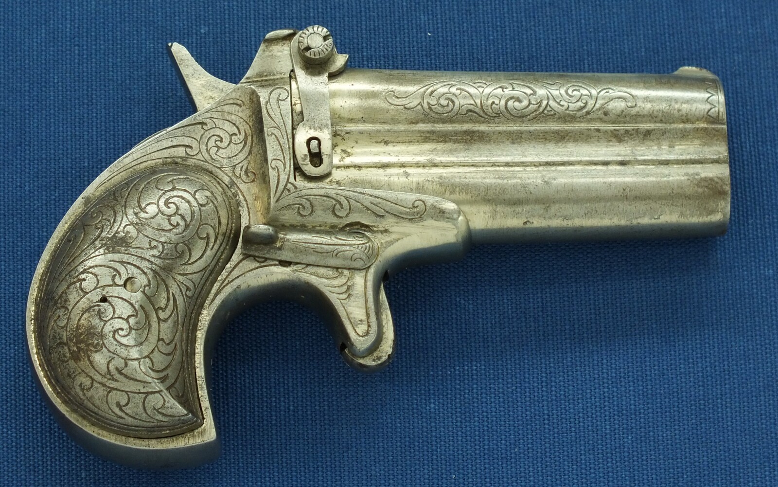 An antique Brevete Remington Double Deringer. Probably Spanish made. Engraved action, Barrel and Grips. Caliber 41 Rimfire. Length 13,5cm. In very good condition. Price 995 euro.