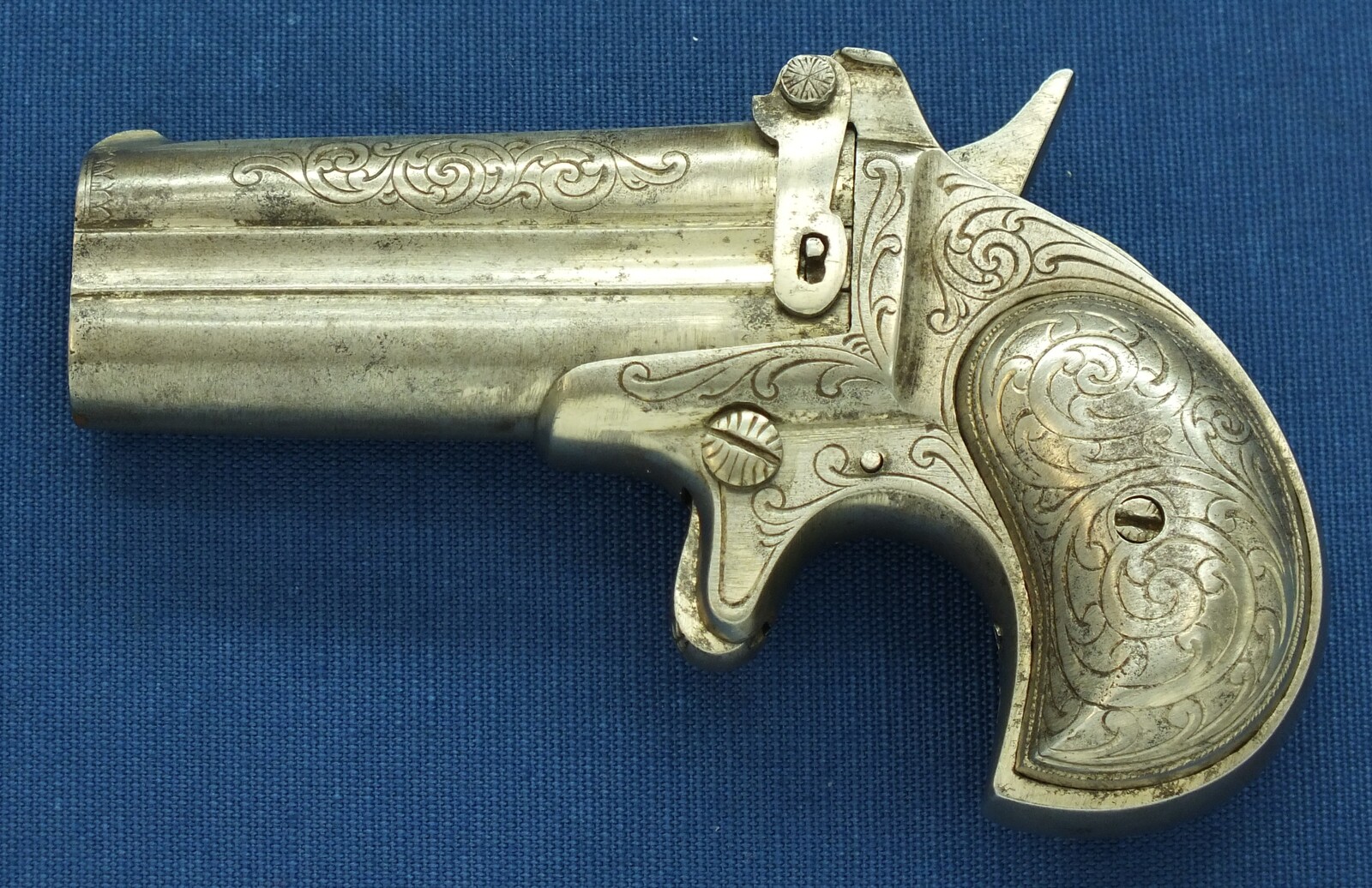 An antique Brevete Remington Double Deringer. Probably Spanish made. Engraved action, Barrel and Grips. Caliber 41 Rimfire. Length 13,5cm. In very good condition. Price 995 euro.