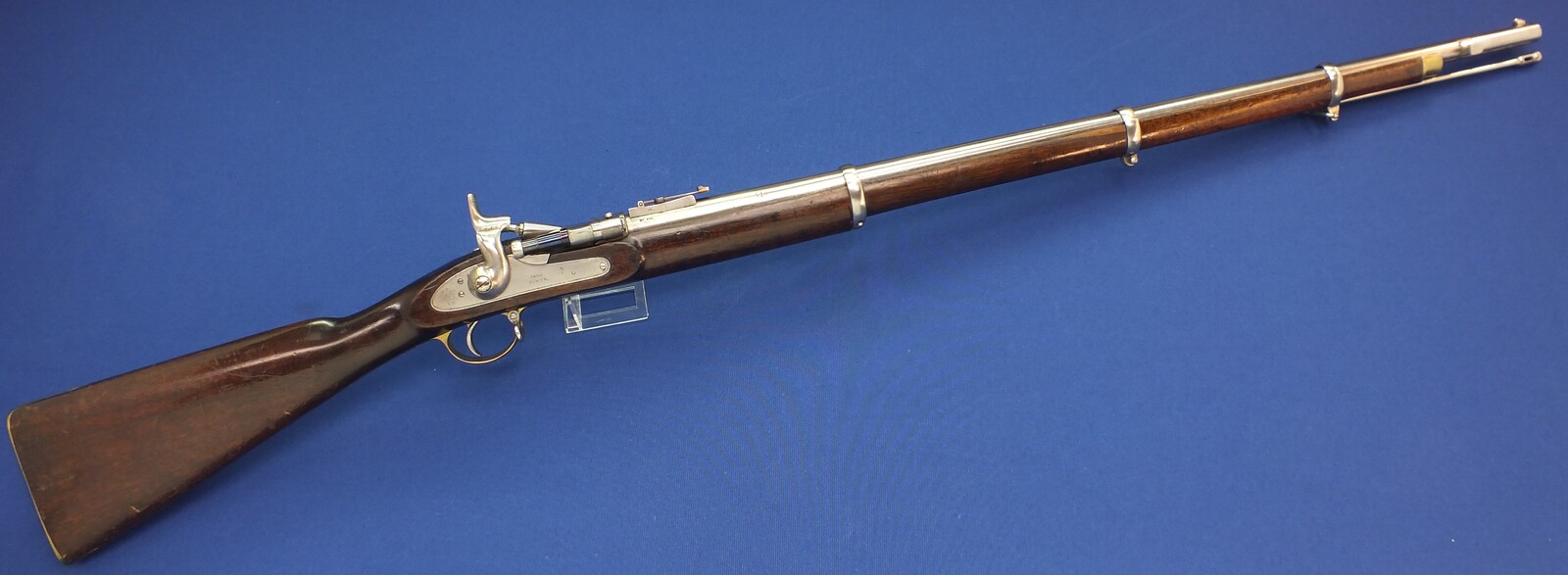 An antique British Enfield Snider Patent breech loading Rifle with Jaipur Armoury Mark. Caliber .577. Length 137cm. In very good condition. Price 1.150 euro.