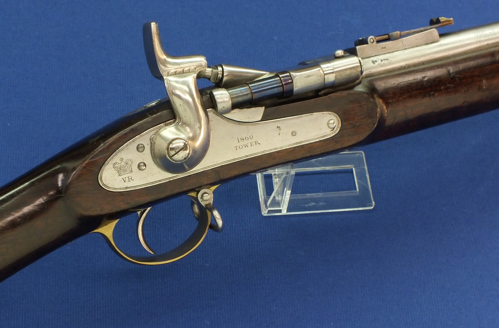 An antique British Enfield Snider Patent breech loading Rifle with Jaipur Armoury Mark. Caliber .577. Length 137cm. In very good condition. Price 1.150 euro.