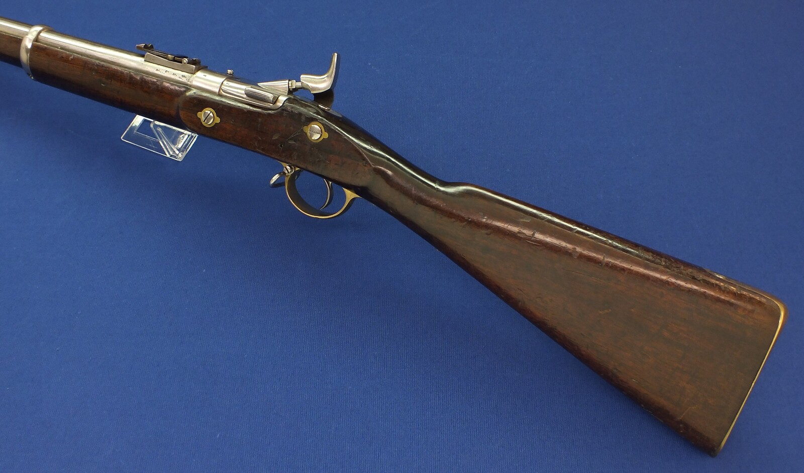 An antique British Enfield Snider Patent breech loading Rifle with Jaipur Armoury Mark. Caliber .577. Length 137cm. In very good condition. Price 1.150 euro.