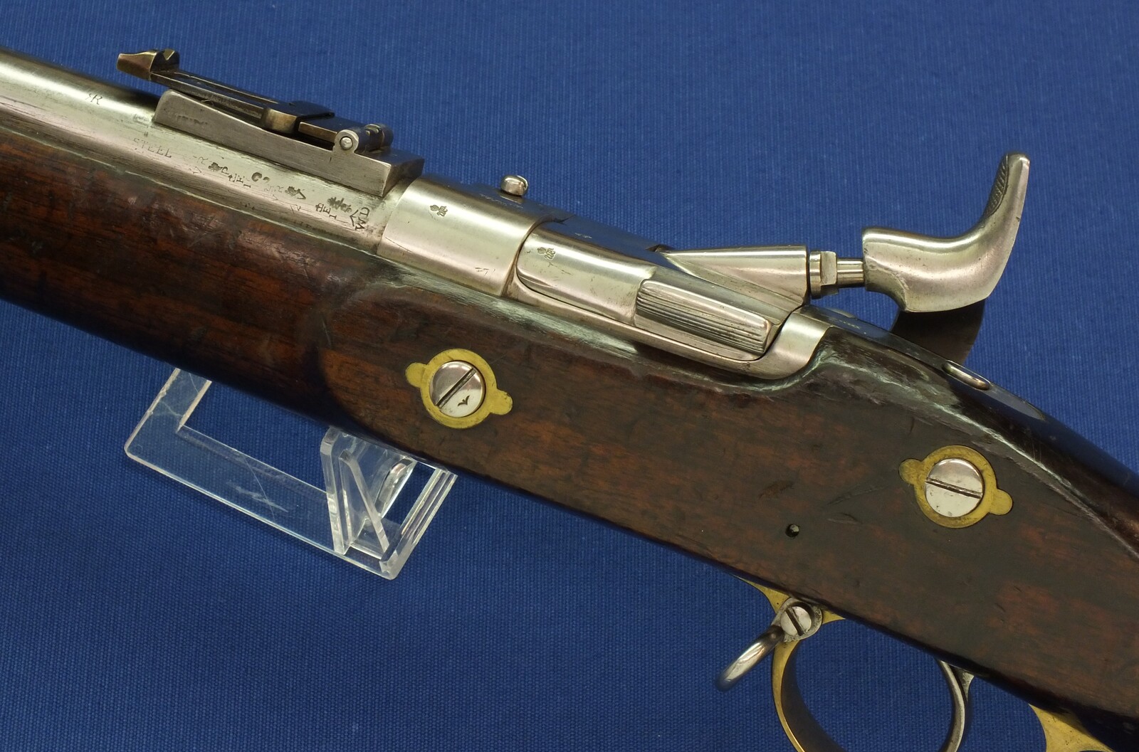 An antique British Enfield Snider Patent breech loading Rifle with Jaipur Armoury Mark. Caliber .577. Length 137cm. In very good condition. Price 1.150 euro.