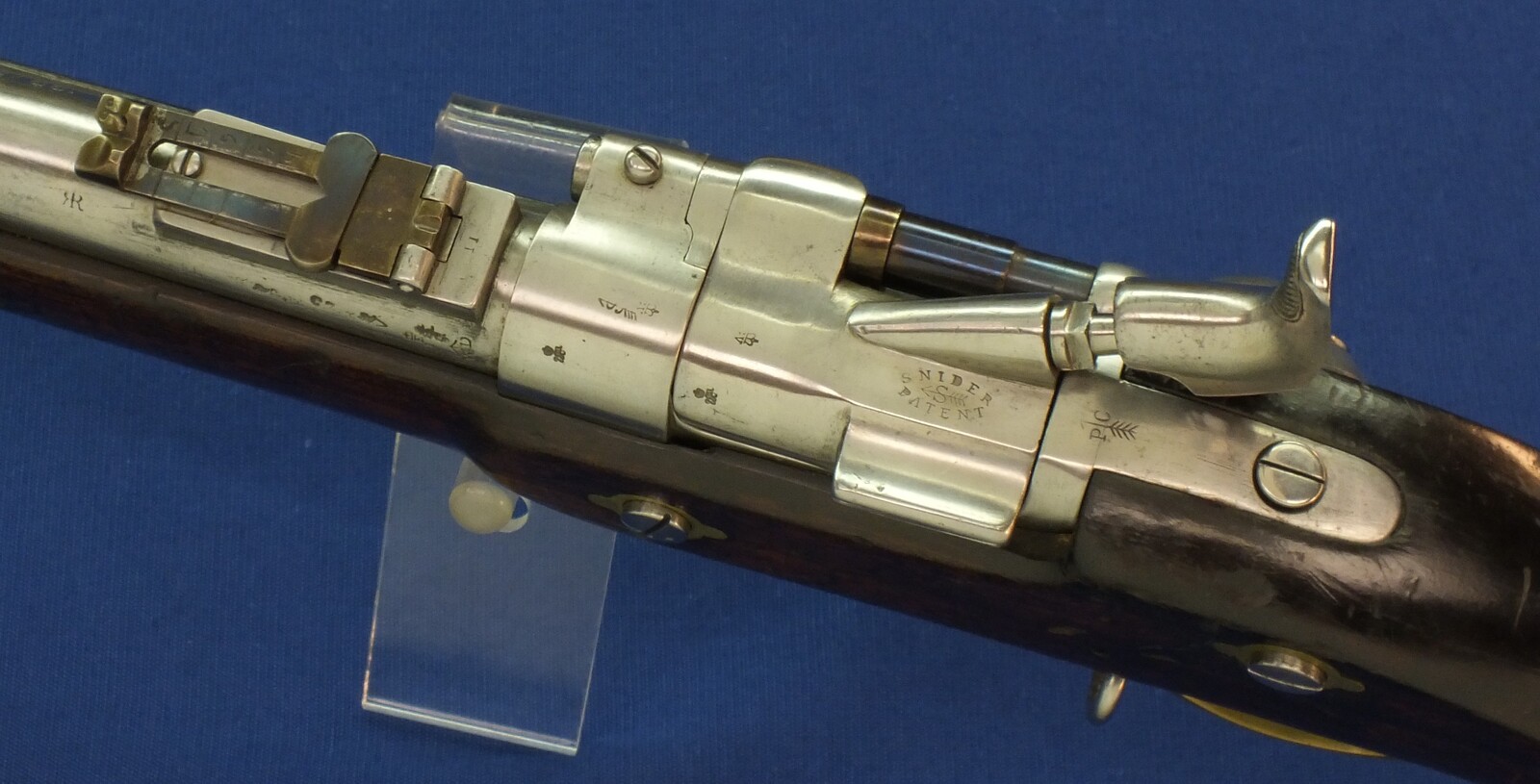An antique British Enfield Snider Patent breech loading Rifle with Jaipur Armoury Mark. Caliber .577. Length 137cm. In very good condition. Price 1.150 euro.