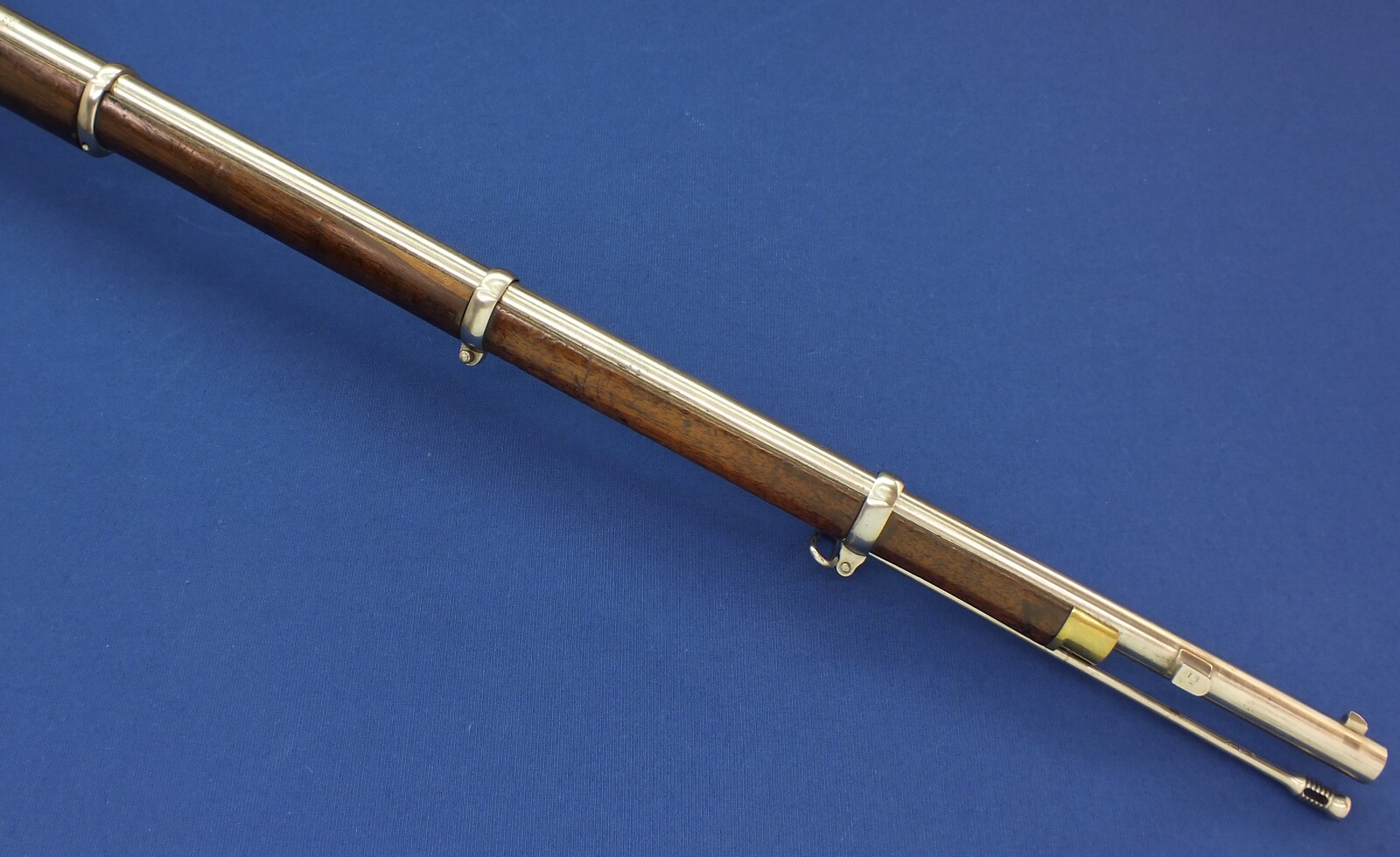 An antique British Enfield Snider Patent breech loading Rifle with Jaipur Armoury Mark. Caliber .577. Length 137cm. In very good condition. Price 1.150 euro.