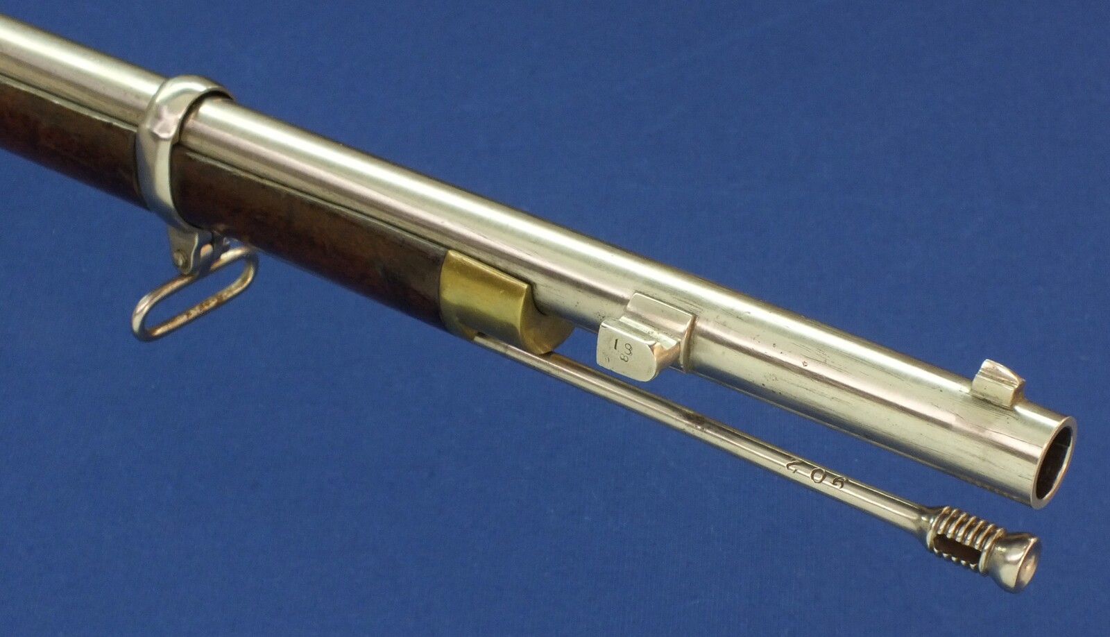 An antique British Enfield Snider Patent breech loading Rifle with Jaipur Armoury Mark. Caliber .577. Length 137cm. In very good condition. Price 1.150 euro.