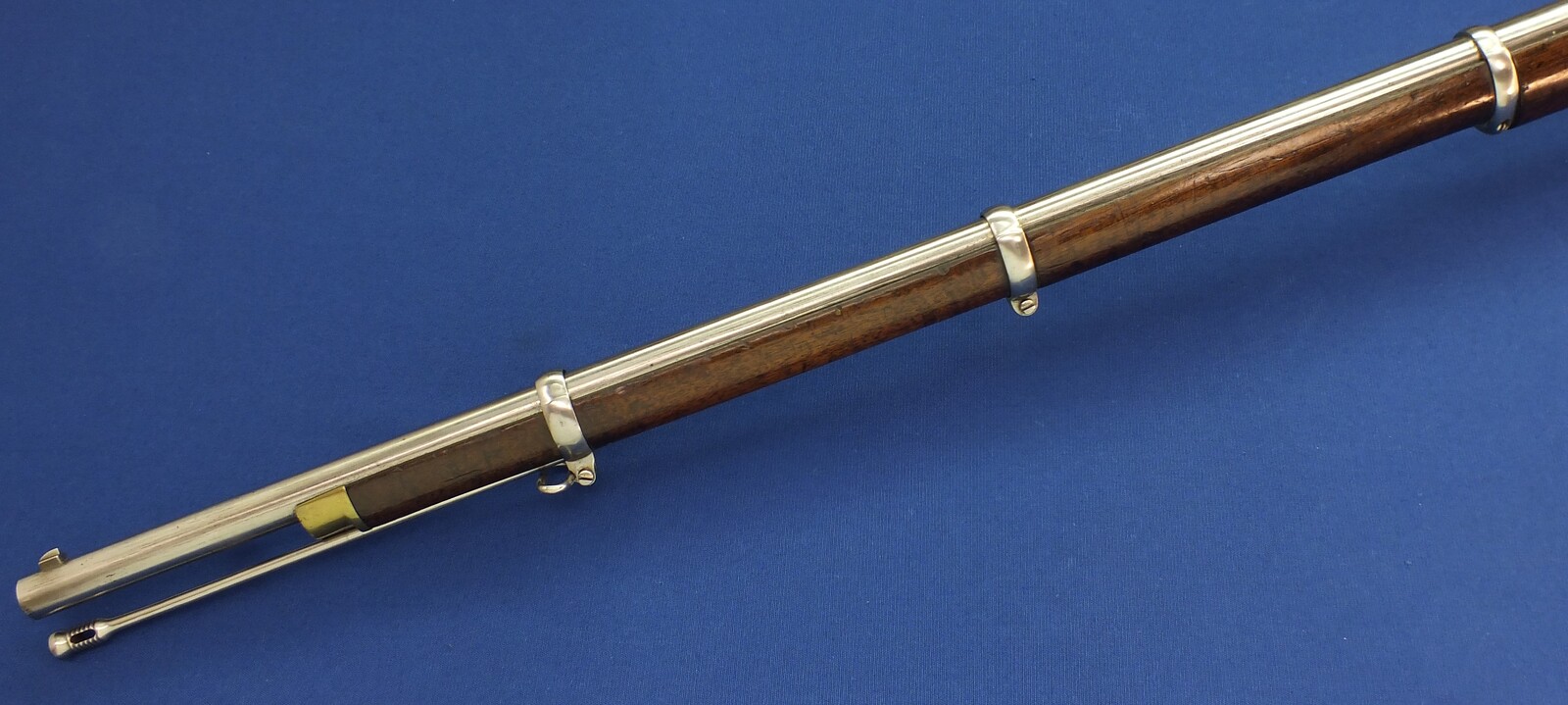 An antique British Enfield Snider Patent breech loading Rifle with Jaipur Armoury Mark. Caliber .577. Length 137cm. In very good condition. Price 1.150 euro.