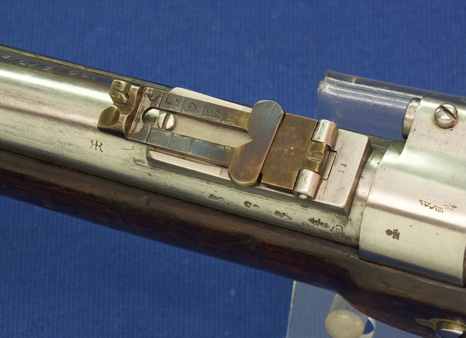 An antique British Enfield Snider Patent breech loading Rifle with Jaipur Armoury Mark. Caliber .577. Length 137cm. In very good condition. Price 1.150 euro.