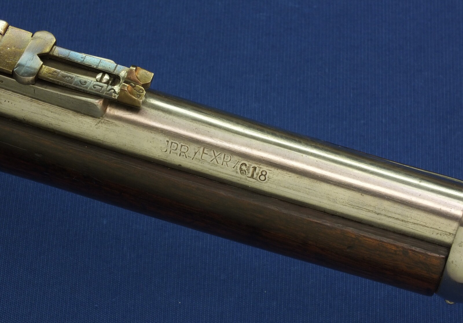 An antique British Enfield Snider Patent breech loading Rifle with Jaipur Armoury Mark. Caliber .577. Length 137cm. In very good condition. Price 1.150 euro.