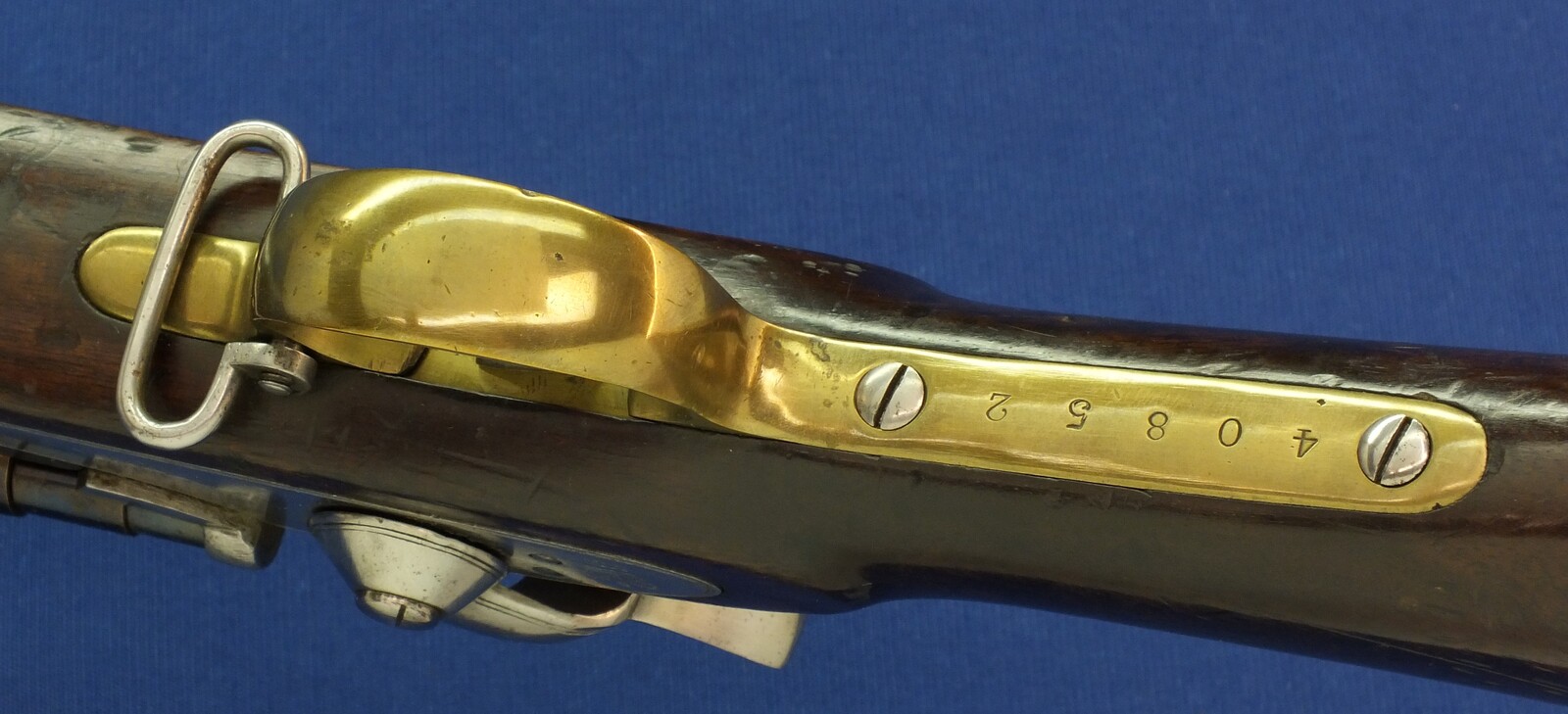 An antique British Enfield Snider Patent breech loading Rifle with Jaipur Armoury Mark. Caliber .577. Length 137cm. In very good condition. Price 1.150 euro.