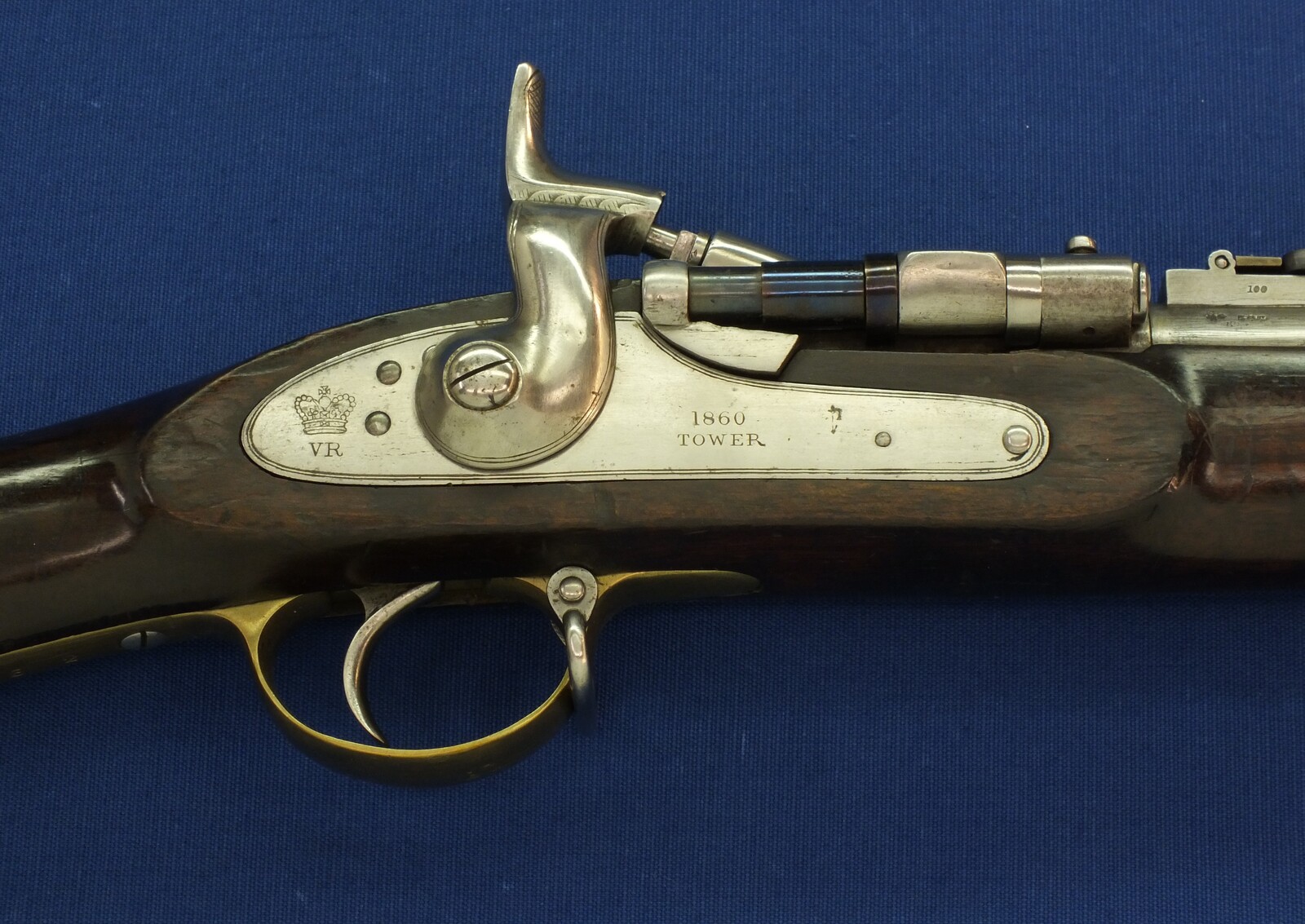 An antique British Enfield Snider Patent breech loading Rifle with Jaipur Armoury Mark. Caliber .577. Length 137cm. In very good condition. Price 1.150 euro.