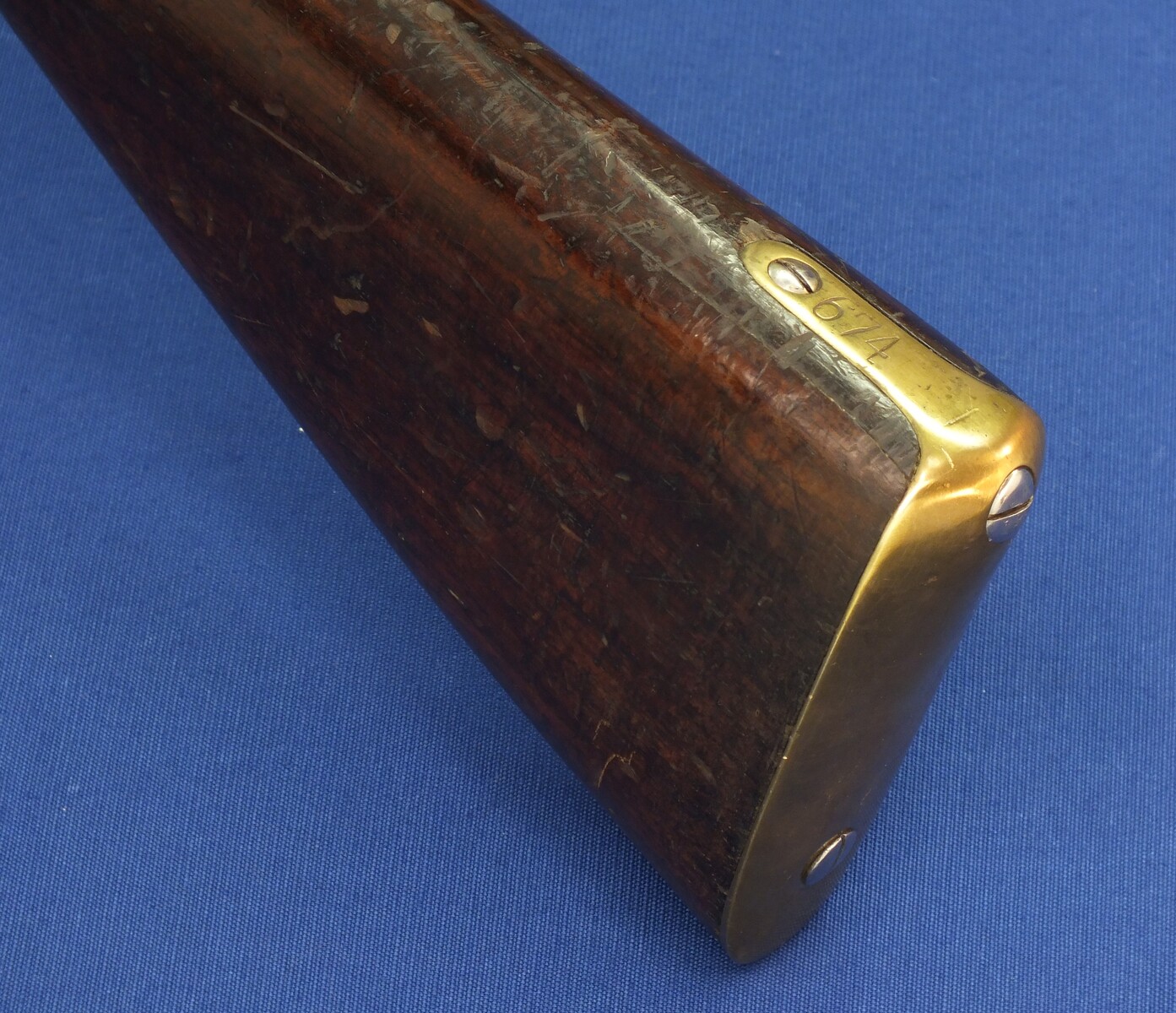An antique British Enfield Snider Patent breech loading Rifle with Jaipur Armoury Mark. Caliber .577. Length 137cm. In very good condition. Price 1.150 euro.