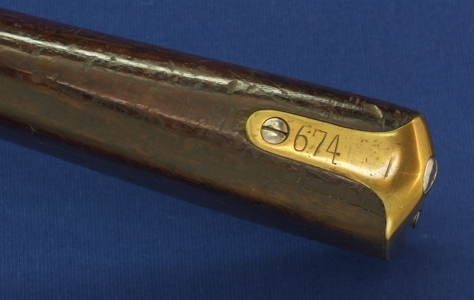 An antique British Enfield Snider Patent breech loading Rifle with Jaipur Armoury Mark. Caliber .577. Length 137cm. In very good condition. Price 1.150 euro.