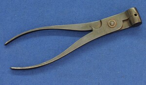 An antique Bullet Mold with sprue cutter for caliber .45 / 11,5mm, length 16,5cm. In very good condition. Price 150 euro.